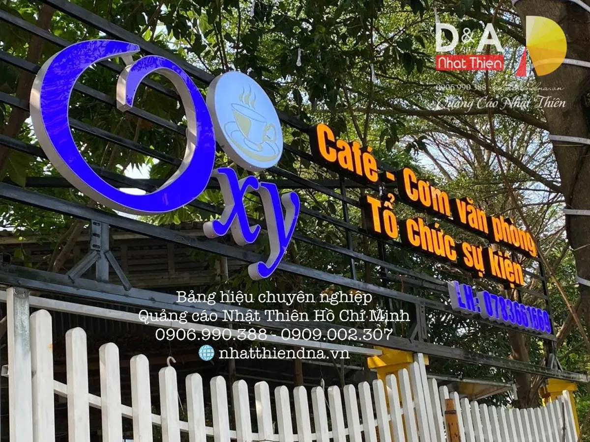 bảng hiệu chữ mica hộp đèn khung sắt 