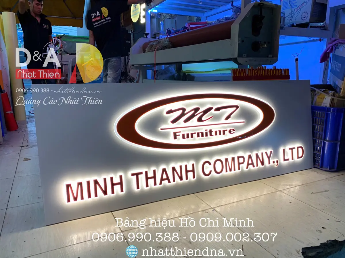 bảng hiệu logo công ty chất liệu mica phối đèn led sáng chân chữ