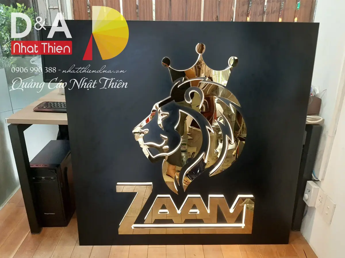 bảng hiệu logo, nền alu đên, logo inox vàng bóng phối đèn led sáng chân chữ cho công ty ZAAM quận 3 TPHCM