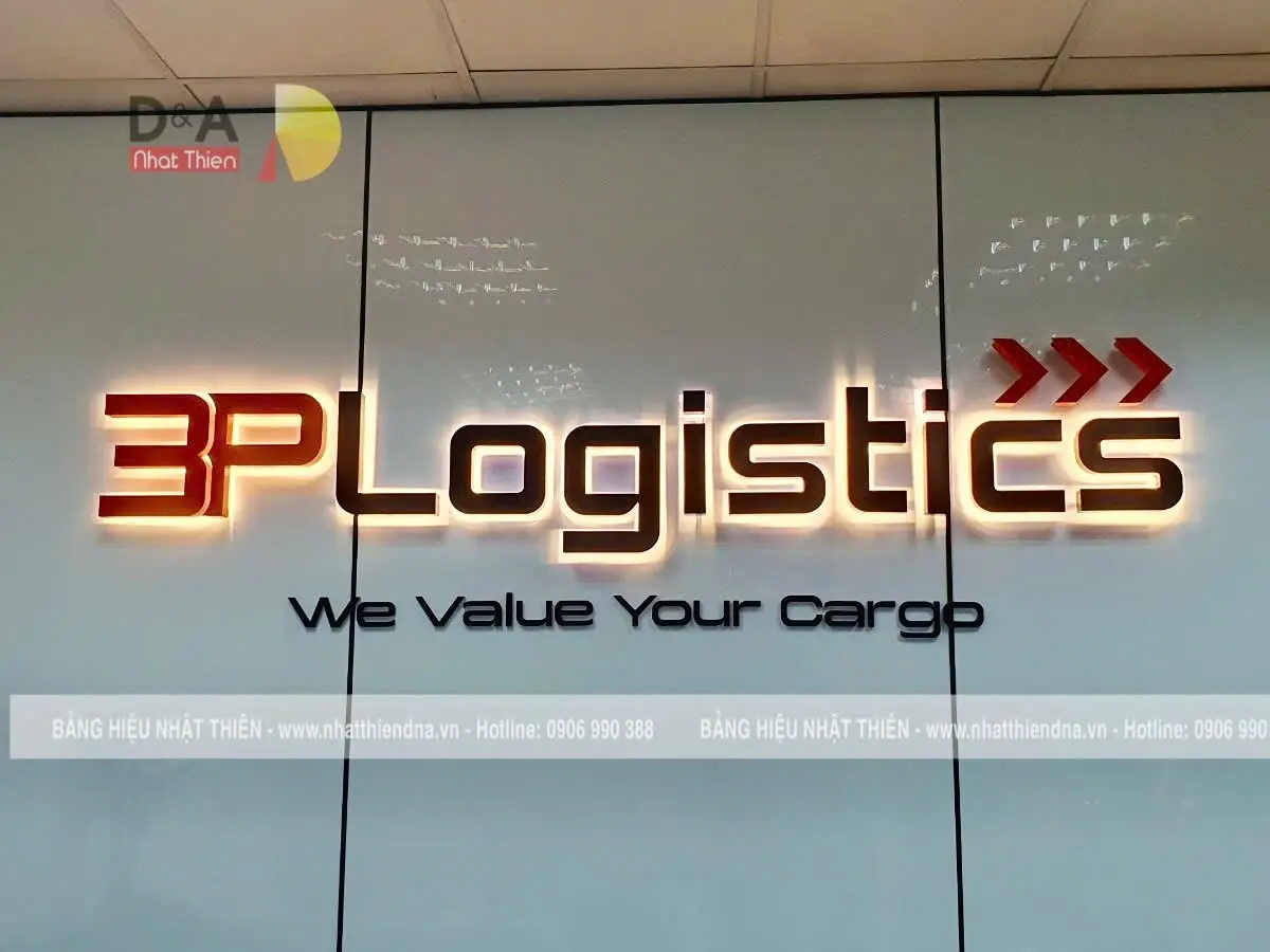 logo sơn màu thương hiệu phối đèn led sáng chân chữ