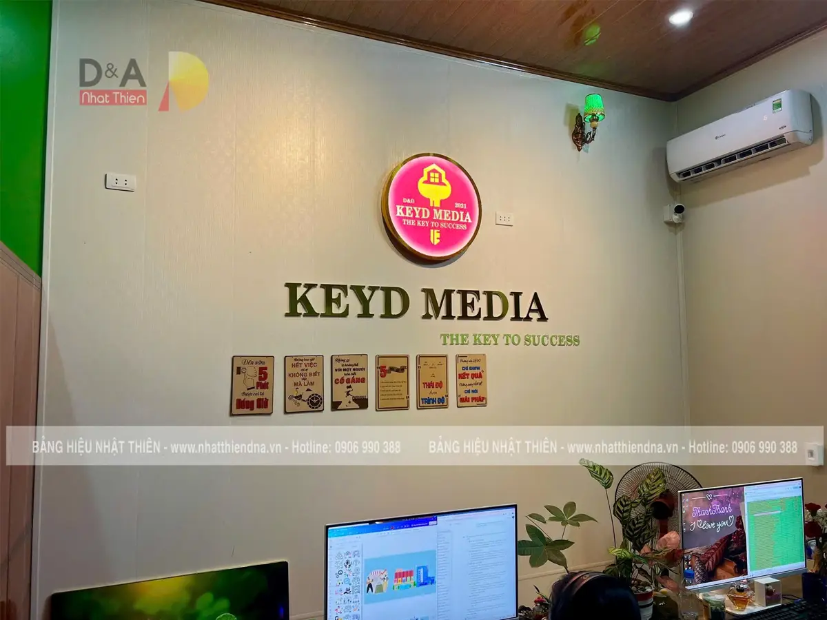 logo inox hộp đèn cho văn phòng công ty Media