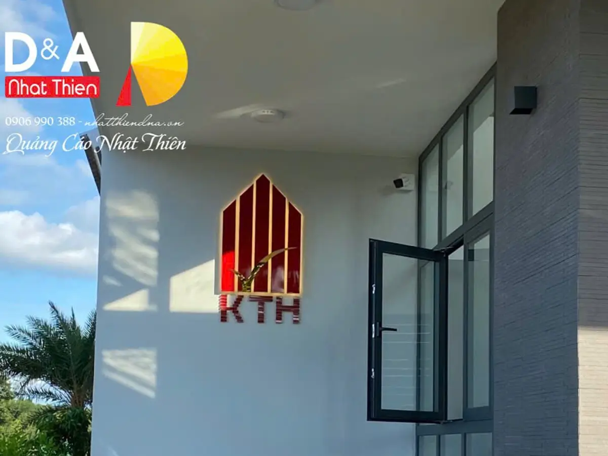 logo inox sơn háp nhiệt - đèn led sáng chân chữ