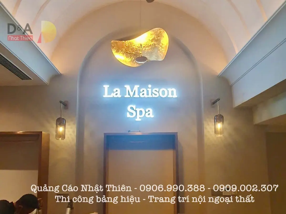 hộp đèn logo mica led trang trí sảnh