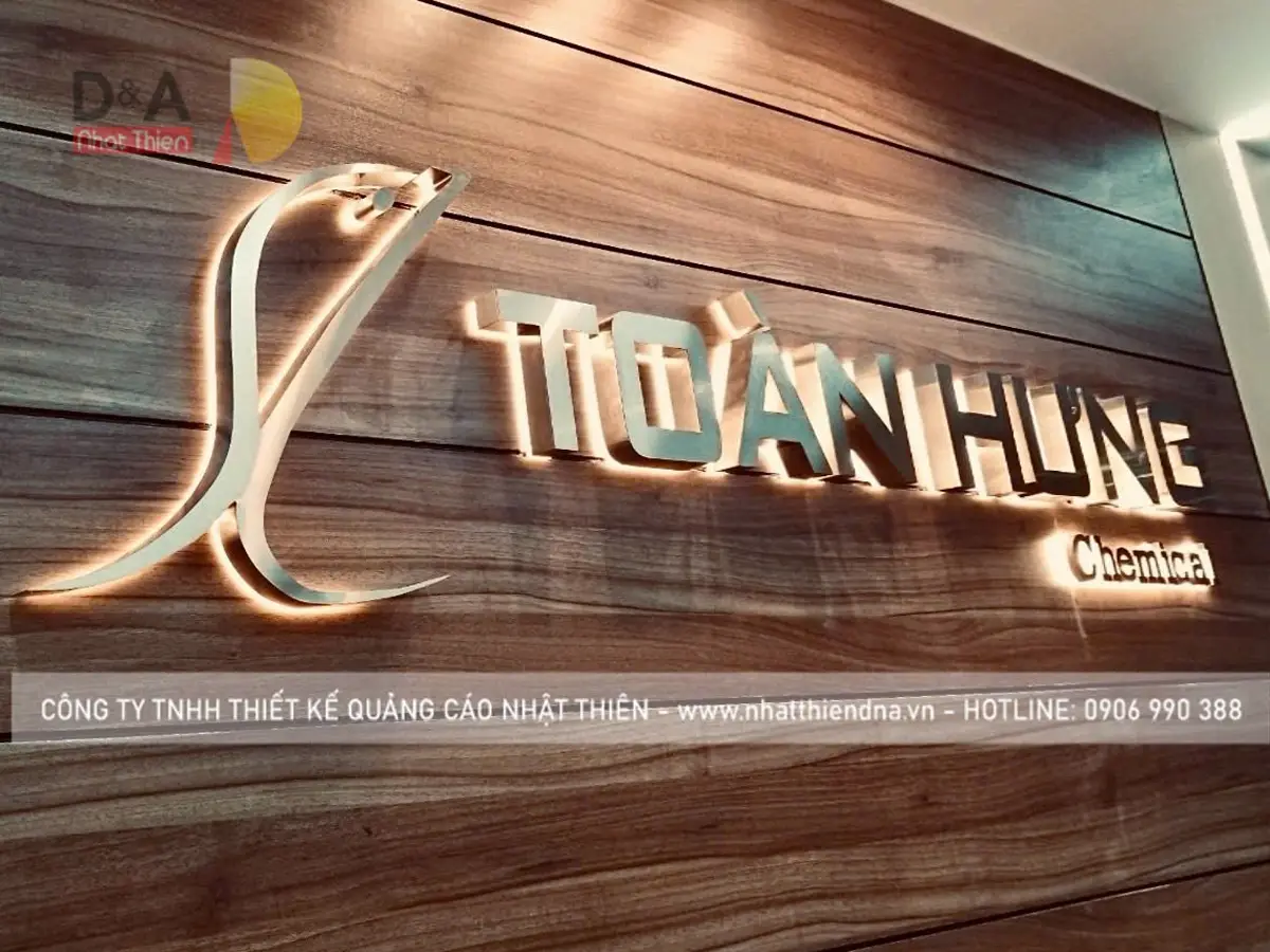 logo công ty chất liệu inox vàng bóng đèn led sáng chân chữ cho công ty Toàn Hưng TPHCM