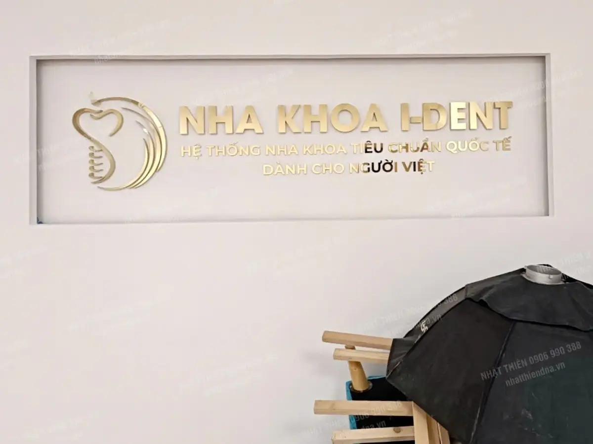 logo inox vàng bóng cho phòng khám nha khoa tại TPCHM