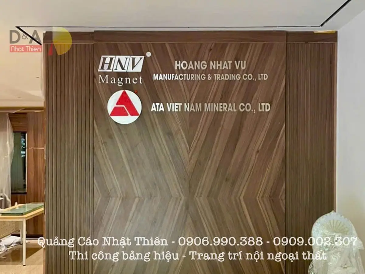 logo inox trắng xước cho vách lễ tân công ty tại TPHCM