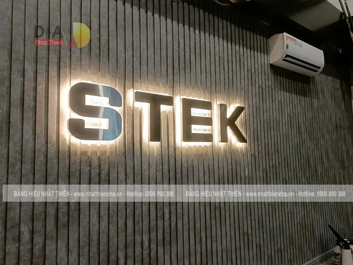 logo inox led đèn led sáng chân chữ cho showroom phụ kiện xe hơi STEK