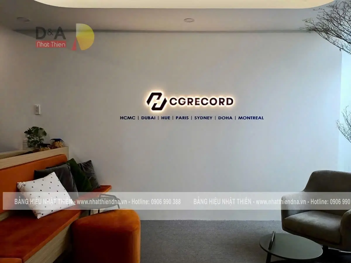 logo trang trí văn phòng chất liệu mica đèn led sáng chân chữ