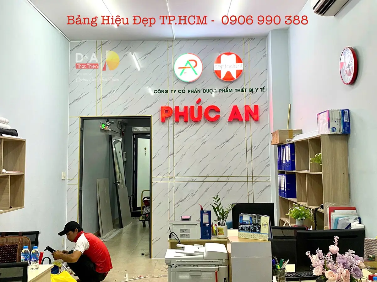 vách logo mica hộp đèn