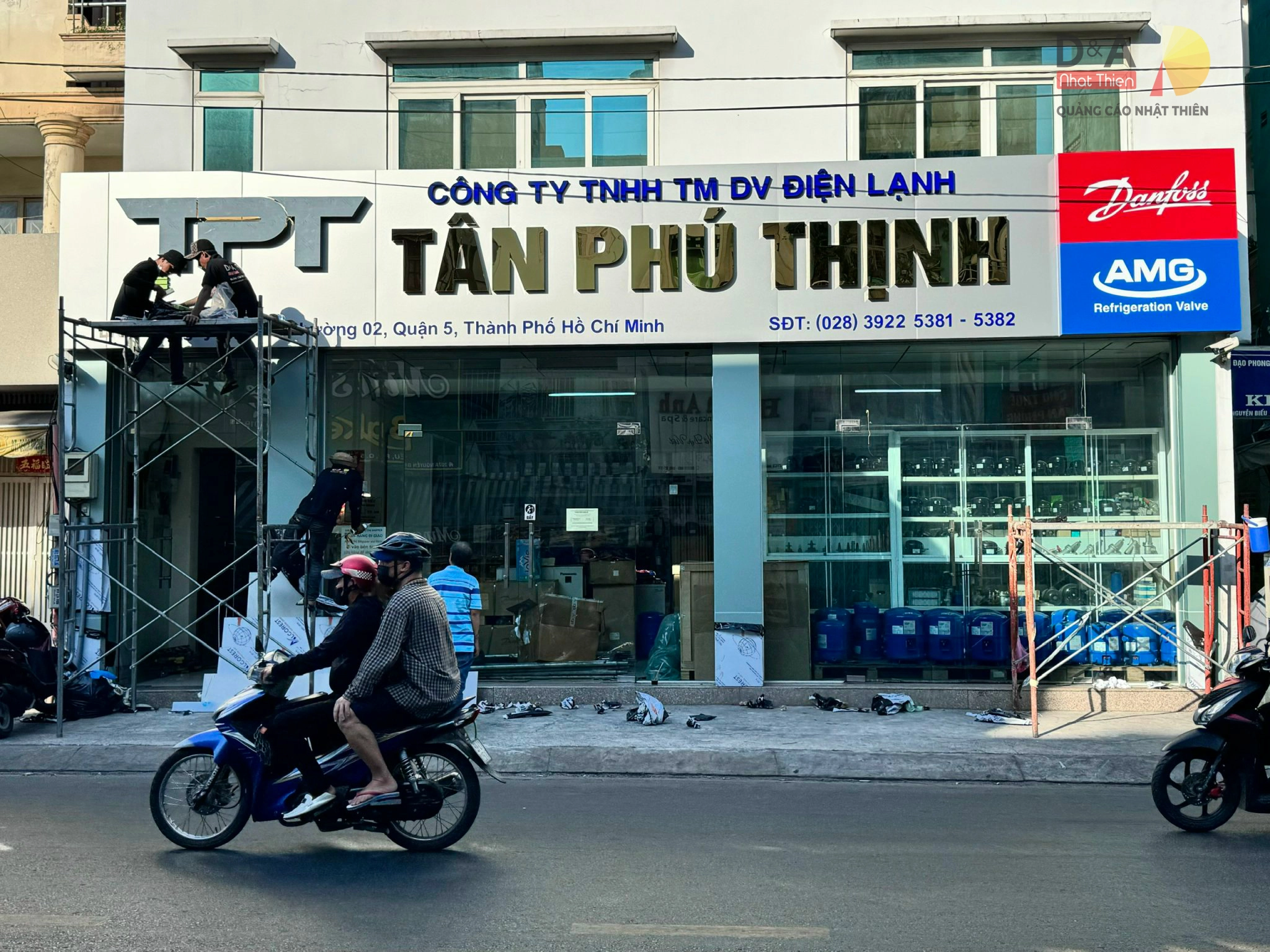 bảng hiệu alu chữ inox cao cấp cho showroom doanh nghiệp