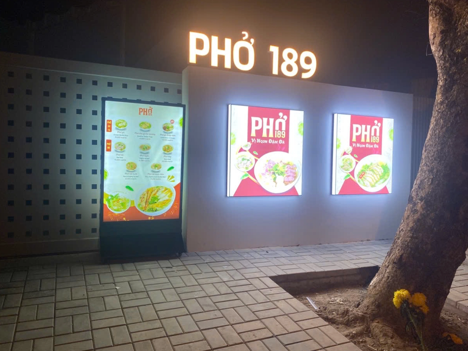 hộp đèn quảng cáo kích thước lớn ngoài trời