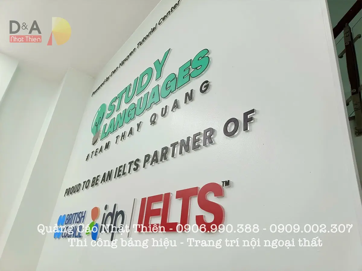 logo mica 2 lơp - in UV màu thương hiệu cho trường anh ngữ TPHCM