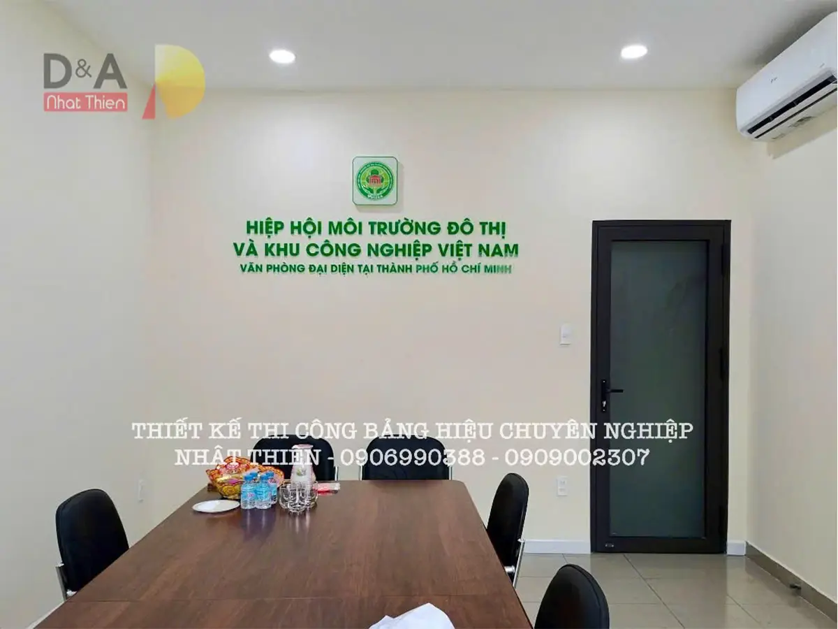 logo mica 2 lớp cho phòng họp công ty tại TPHCM