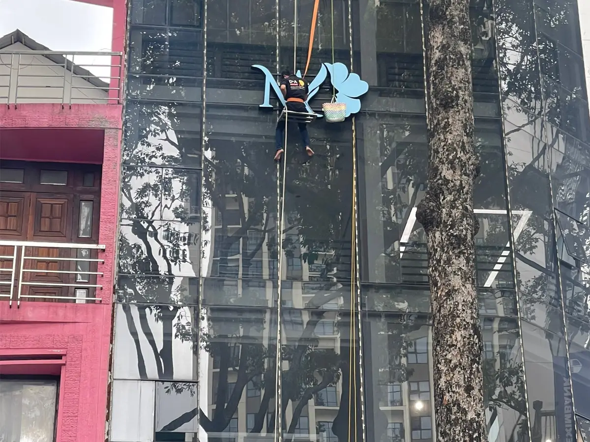 thi công logo alu tòa nhà kính