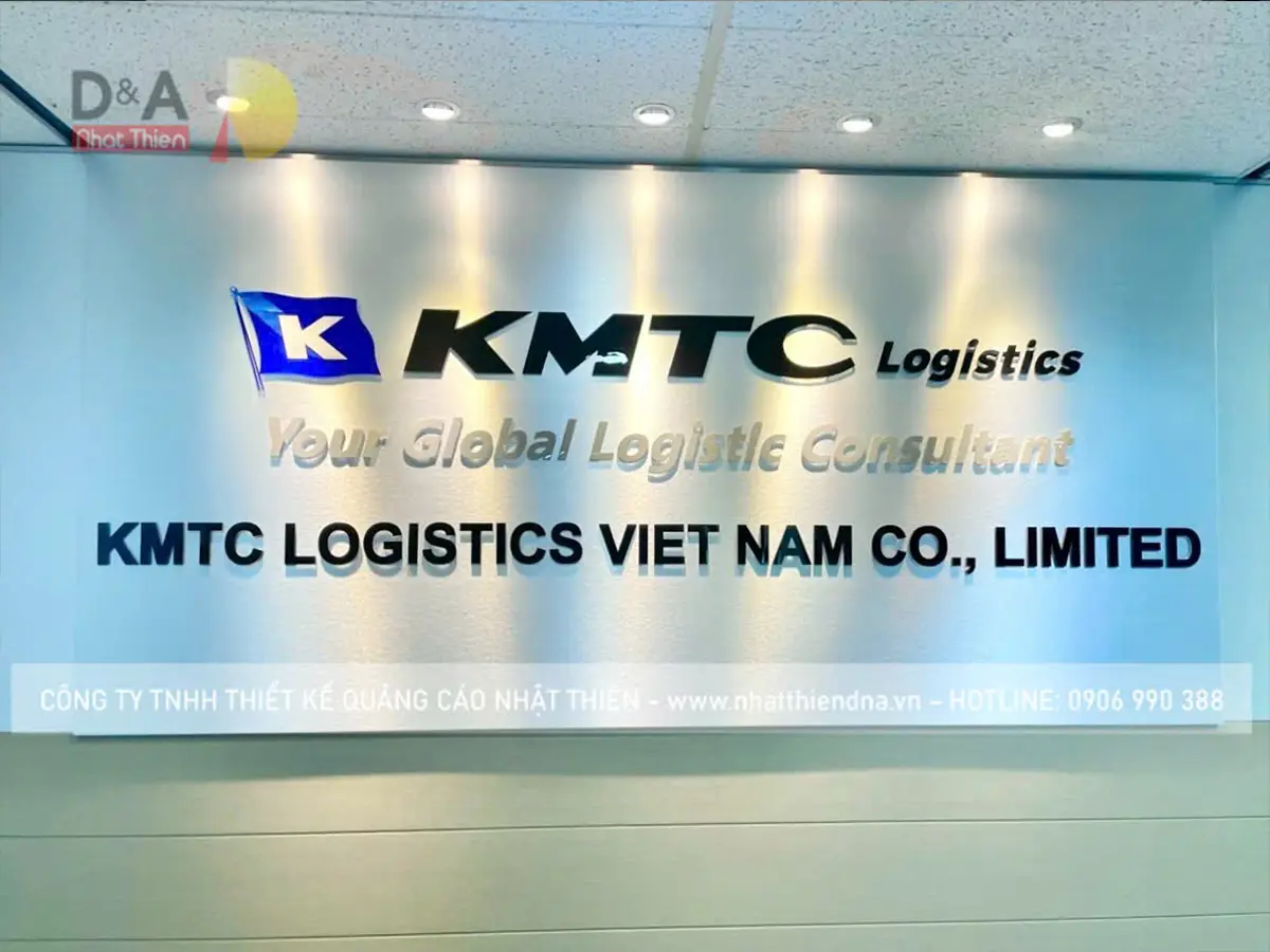 vách logo mica sảnh lễ tân cho công ty vận chuyển KMTC tại TPHCM