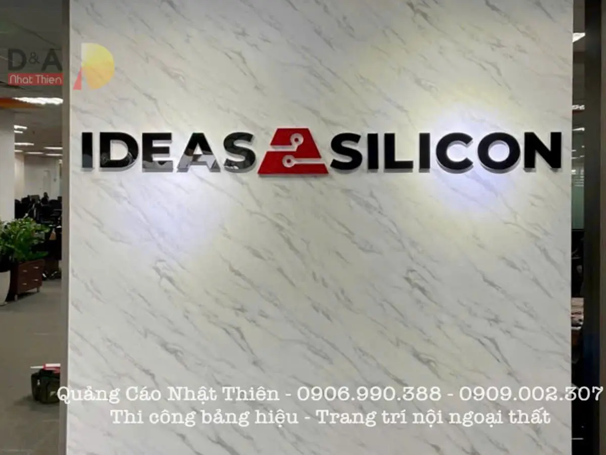 vách logo mica khu vực đón khách cho công ty IDEAS SILICON tại TPHCM
