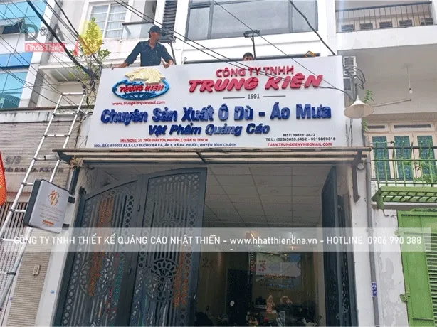 bảng hiệu công ty alu chữ mica nổi cong ty áo mưa quận 10