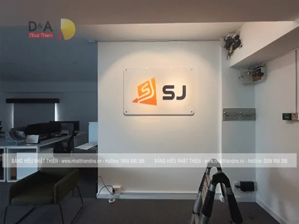 bảng logo mica sảnh đón khách