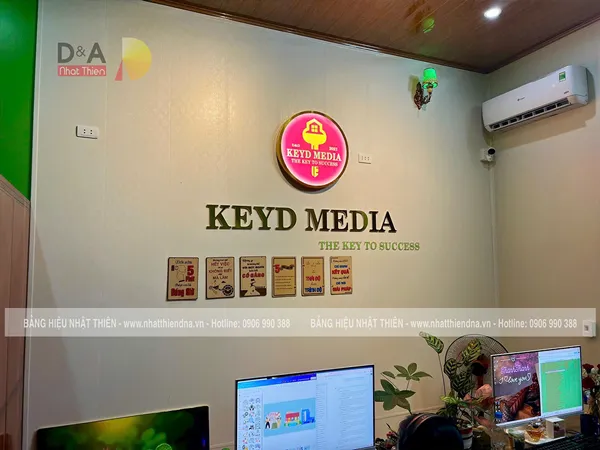 bảng logo inox led âm