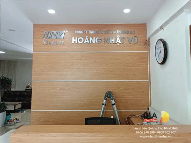 bảng logo inox khu vực lễ tân công ty