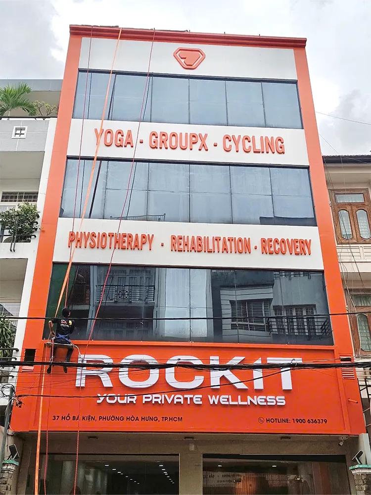 thi công bảng hiệu trên cao chuyên nghiệp 