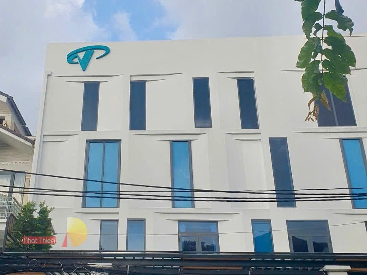 thi công logo tòa nhà công ty