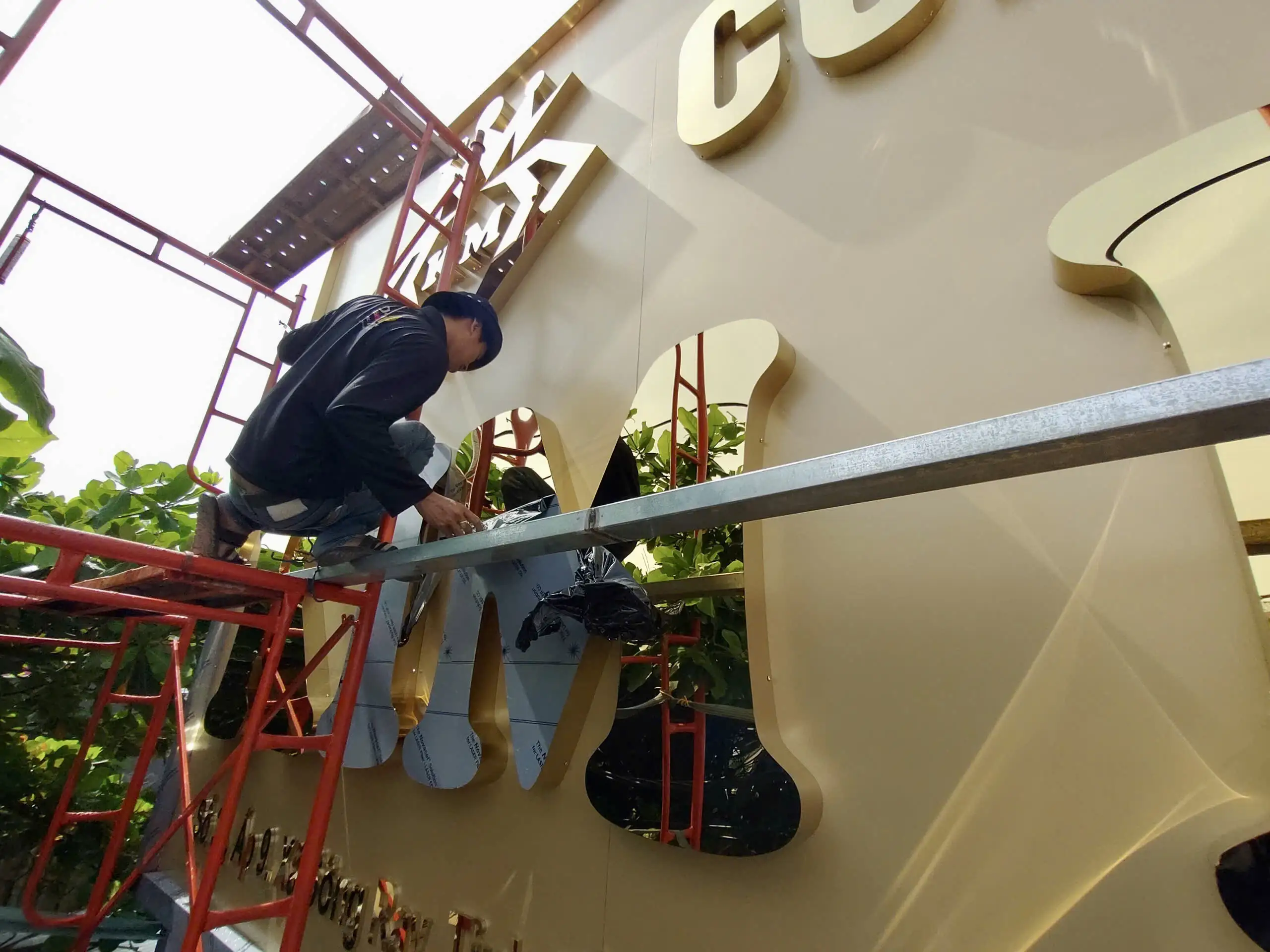 thi công bảng hiệu cửa hàng