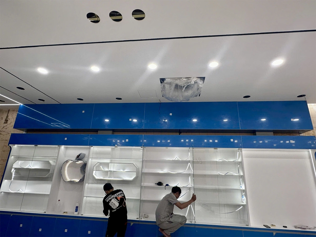lắp đặt tủ trưng bày điện thoại