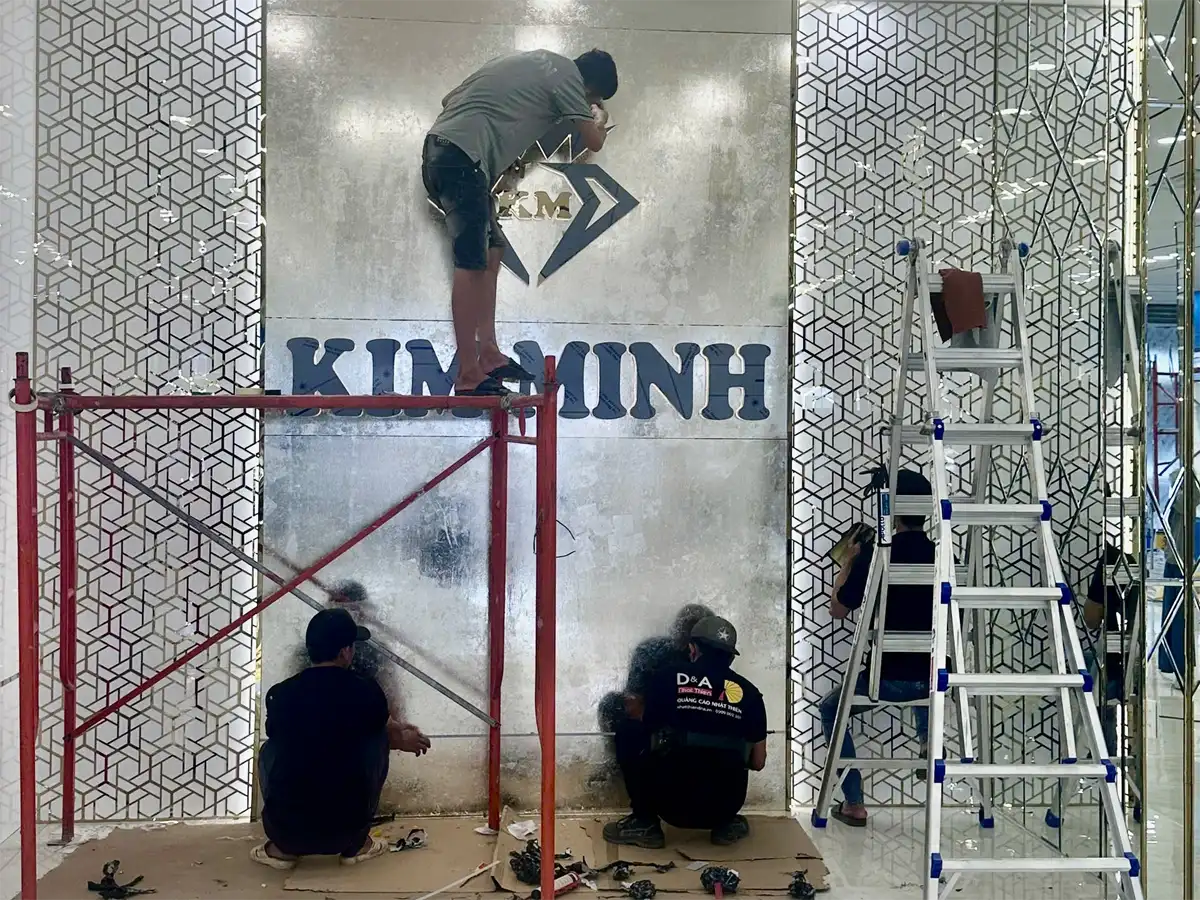 thi công vách logo tiệm vàng
