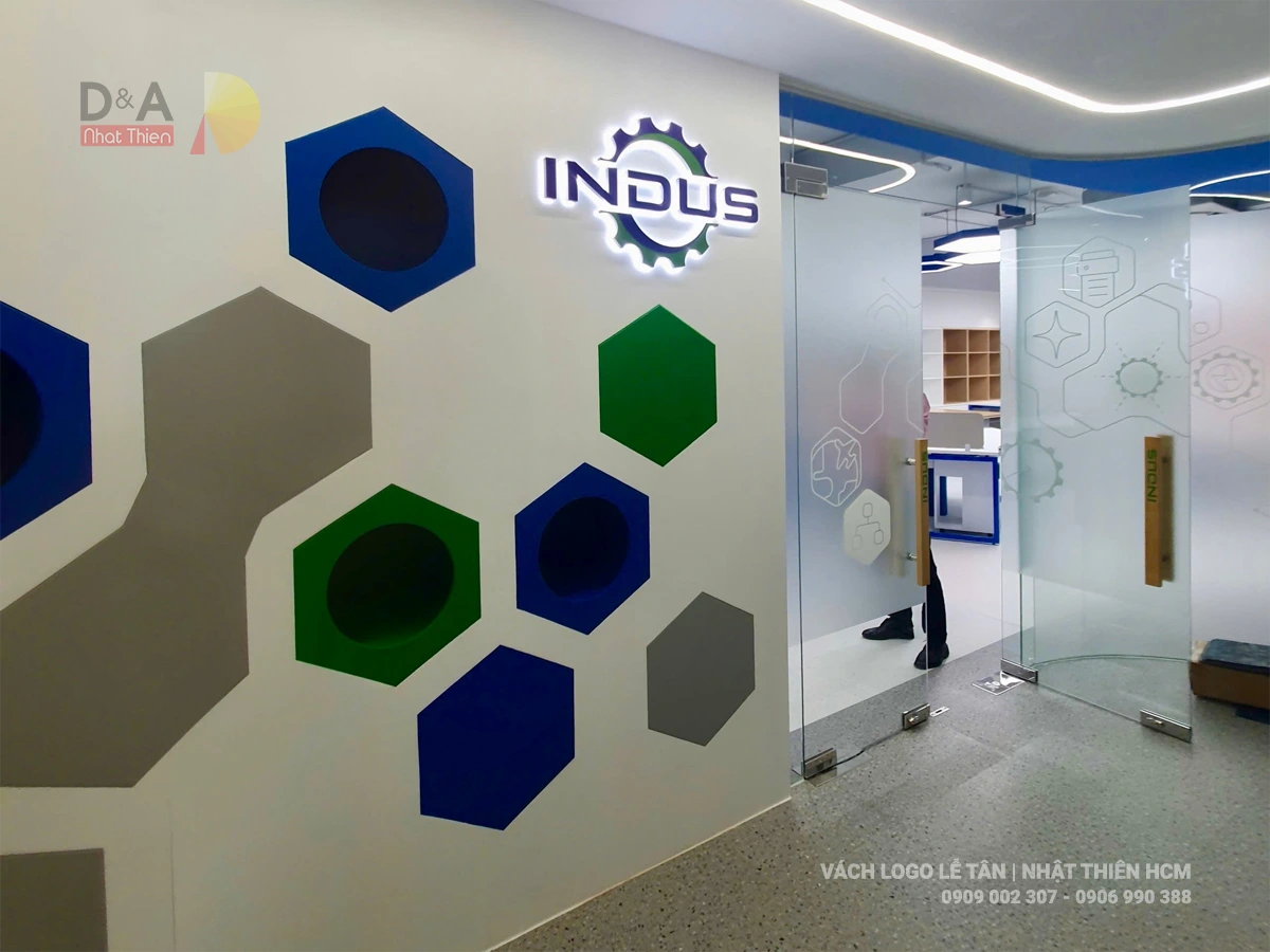 vách logo giấy dán tường