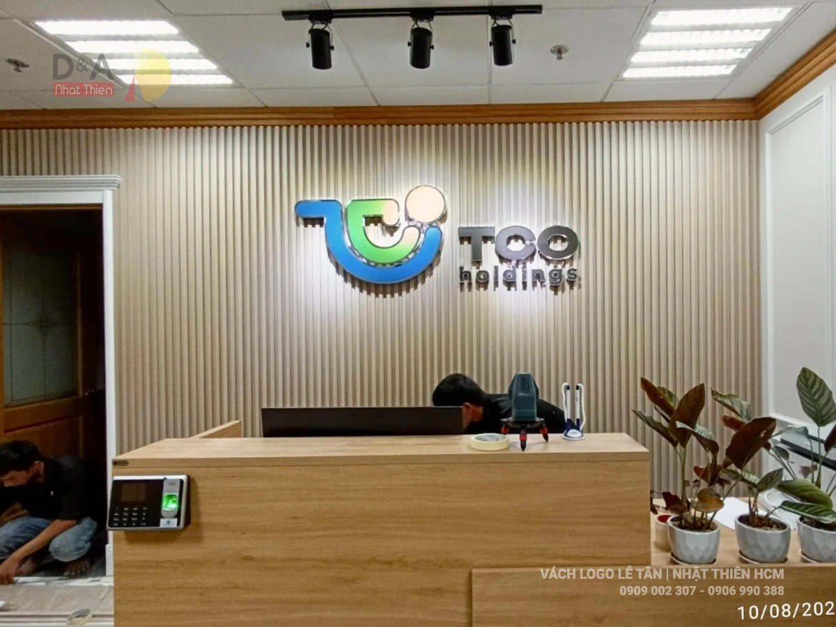 vách logo lam sóng màu gỗ