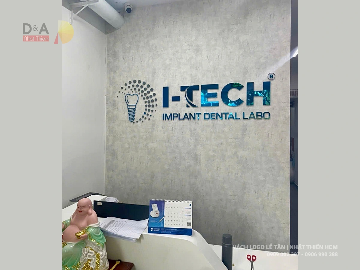 vách logo màu bê tông