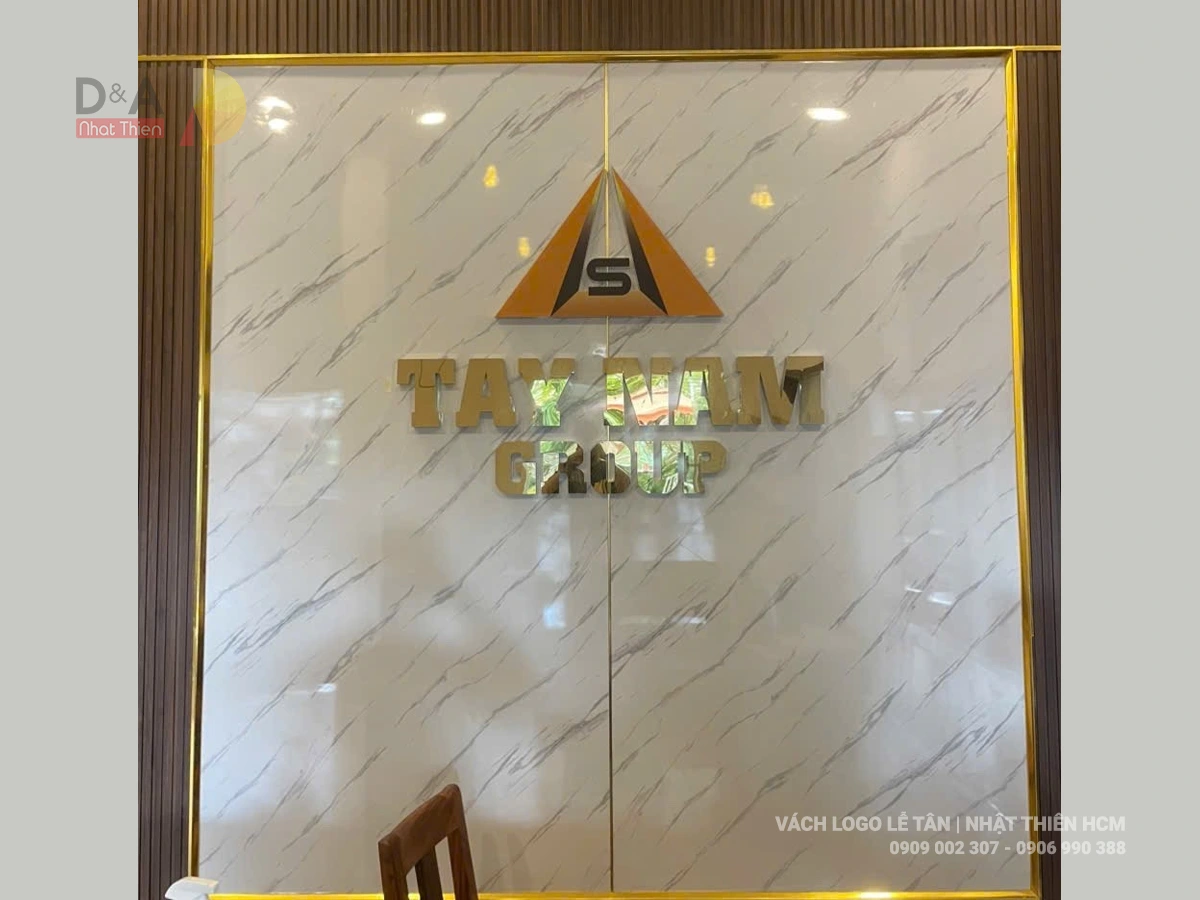 vách logo giả gỗ phối vân đá