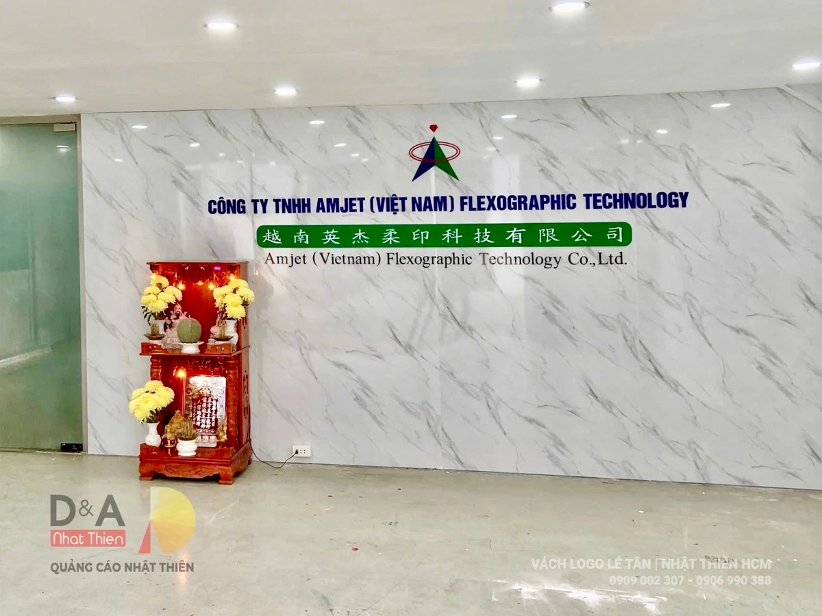 vách logo vân đá