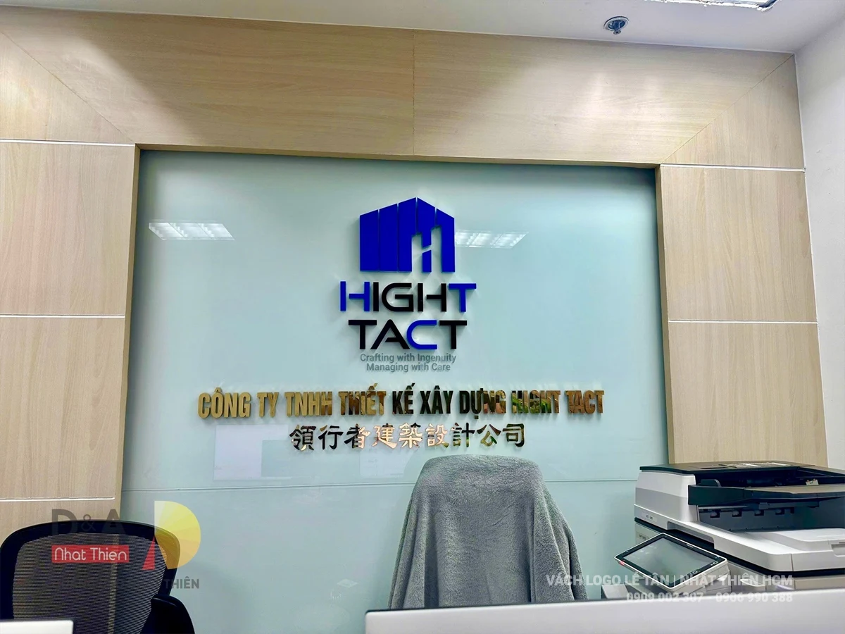 vách logo gỗ kính