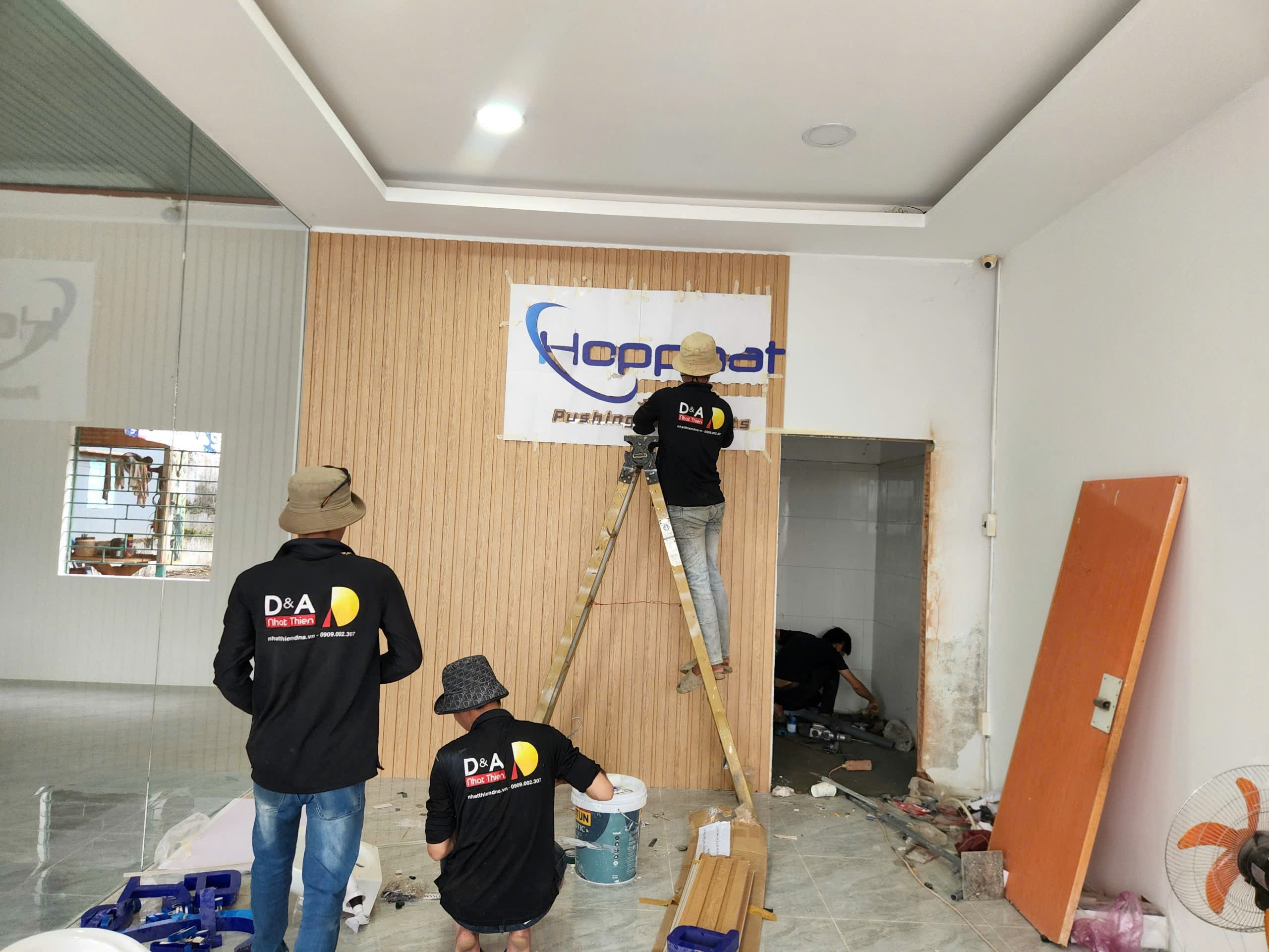 hình đội ngũ Nhật Thiên D&A thi công bộ logo công ty Hơp Phát chi nhánh Bình Phước