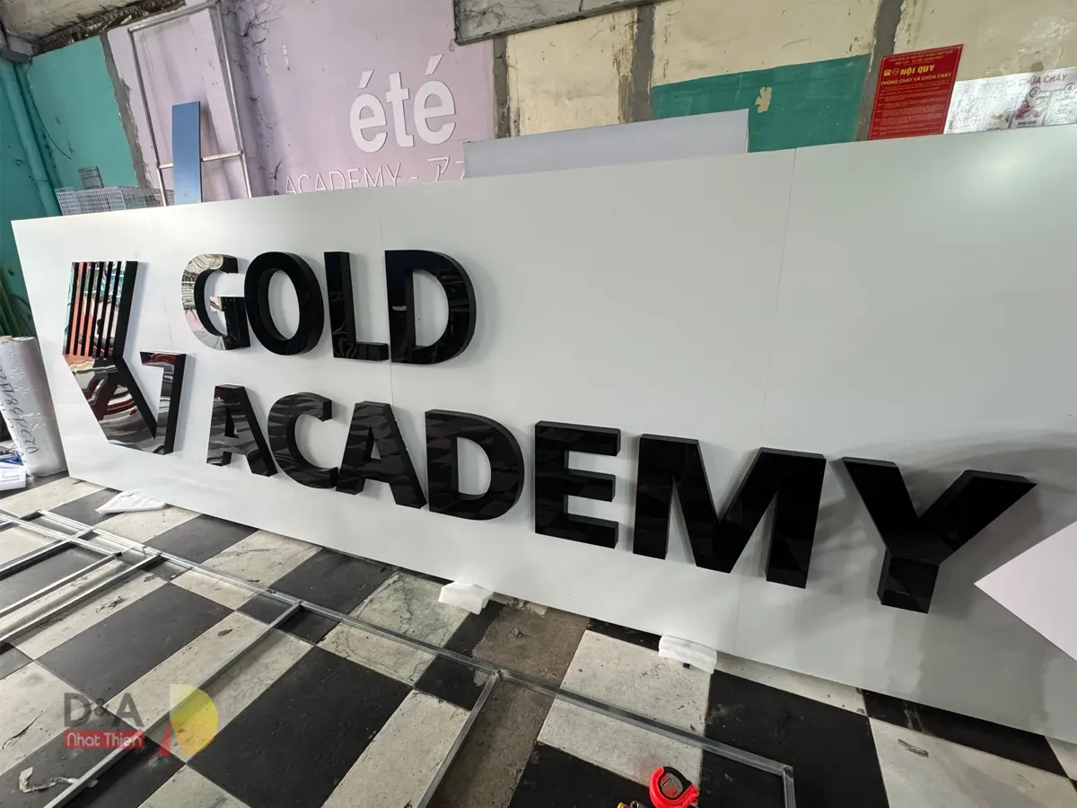 Bảng hiệu alu chữ nổi Gold Academy hoàn thiện tại xưởng trước khi vận chuyển và lắp đặt.