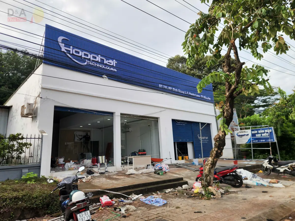 Công trình thi công bảng hiệu lam tôn sóng màu xanh kết hợp logo thương hiệu Hợp Phát do Nhật Thiên D&A thực hiện tại chi nhánh doanh nghiệp.