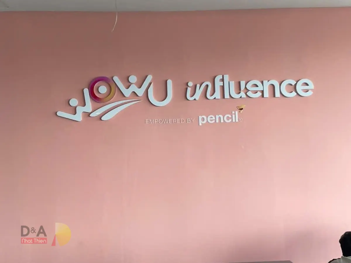 thi công logo văn phòng ngành truyền thông WowU Influence