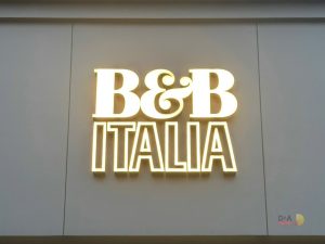 Logo B&B Italia tại showroom nội thất cao cấp, thi công logo công ty bởi Nhật Thiên D&A.