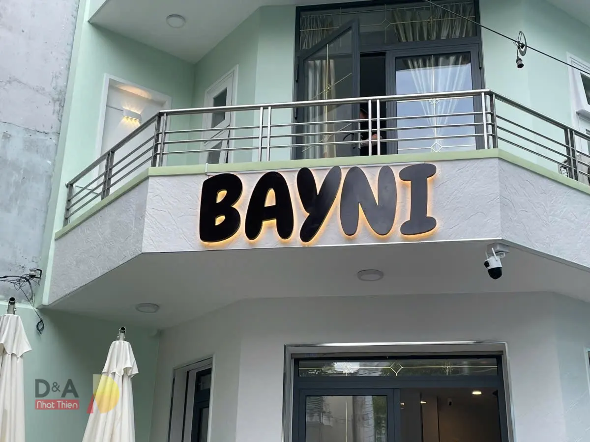 Thi công logo chữ nổi BAYNI trên mặt tiền quán cafe với thiết kế theo yêu cầu khách hàng